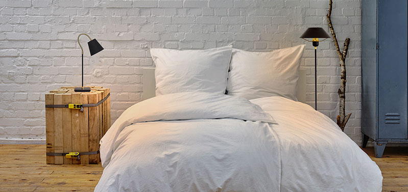 Luzzante Leseleuchte und Luzzante Stableuchte in modernem Schlafzimmer