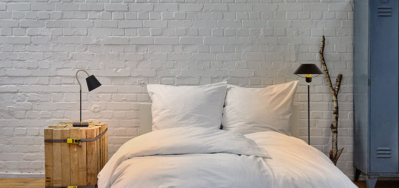 Luzzante Leseleuchte und Luzzante Stableuchte in modernem Schlafzimmer